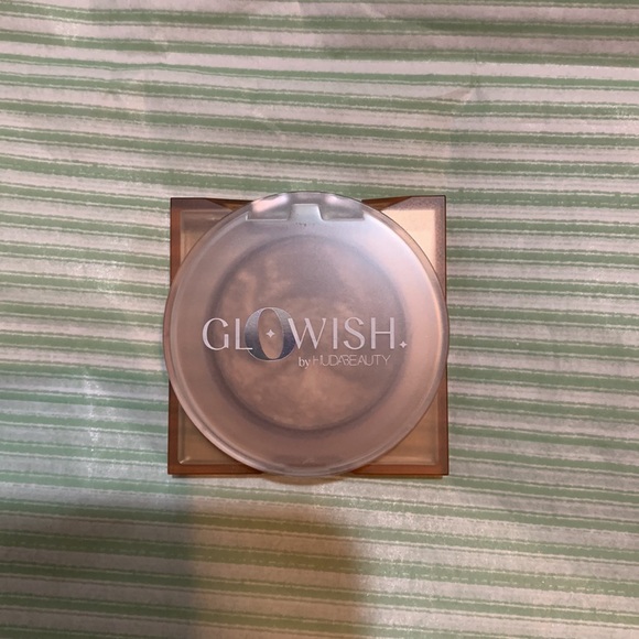 Huda Beauty Mini Glowish Bronzer in Tan Light - Picture 3 of 4
